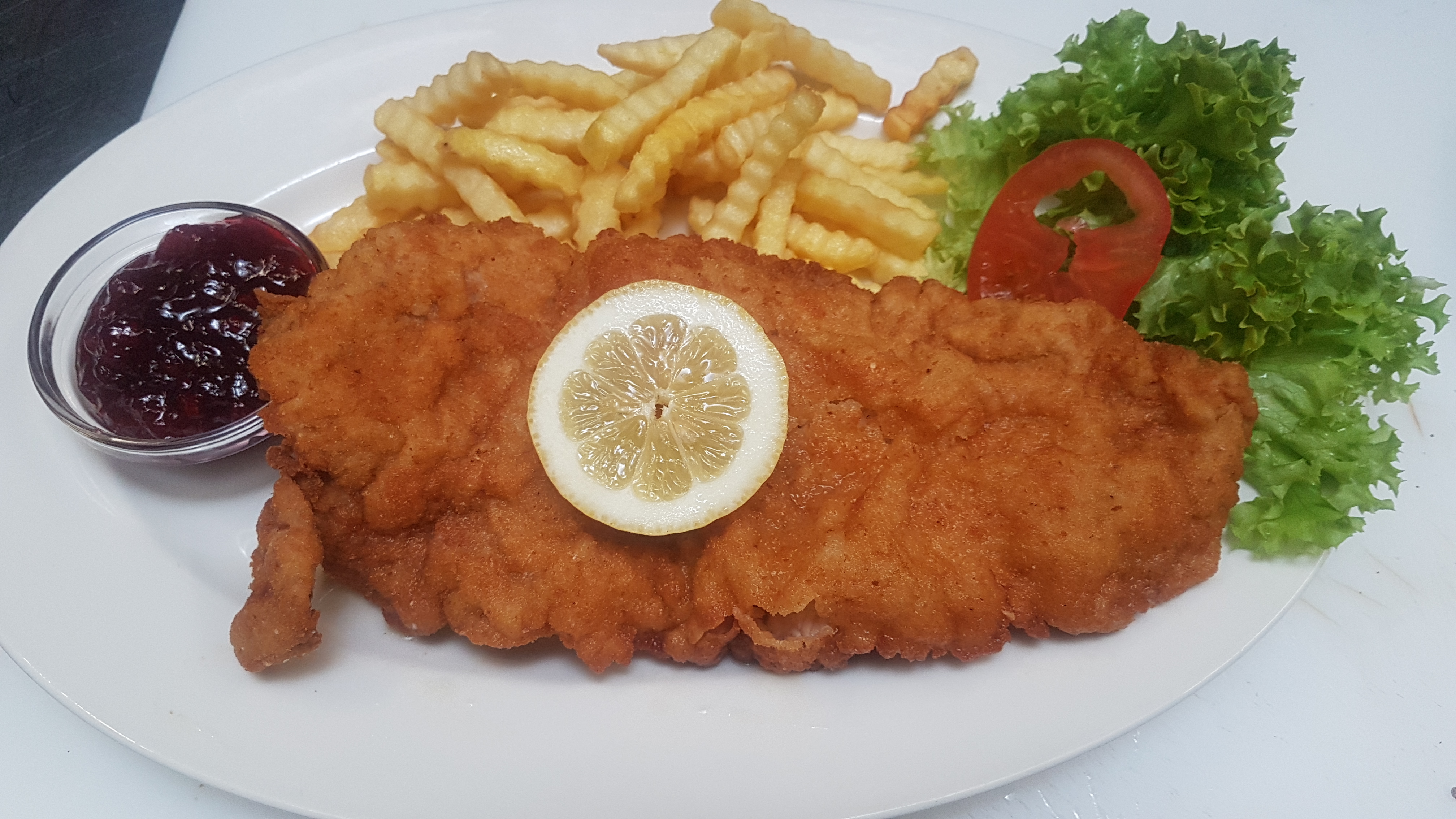Cordon Bleu mit Reis bzw. Pommes Frittes und Preiselbeeren , Nickis Restaurant, Fritz Semper, Gmünd