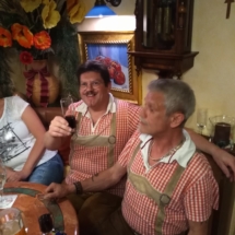 Die 2 Strawanzer bei einer gemütlichen Pause vom Gig zum 50er von Fritz Semper, Nickis Restaurant, Gmünd