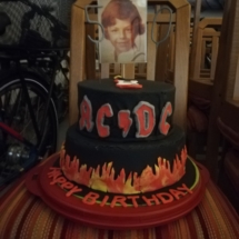 Kellnerinen machen ACDC Torte für Fritz Semper zum 50er, Nickis Restaurant, Gmünd