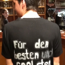 T-Shirts Sprüche zum 50er von Fritz Semper,Sohn Dominik von hinten, Nickis Restaurant, Gmünd