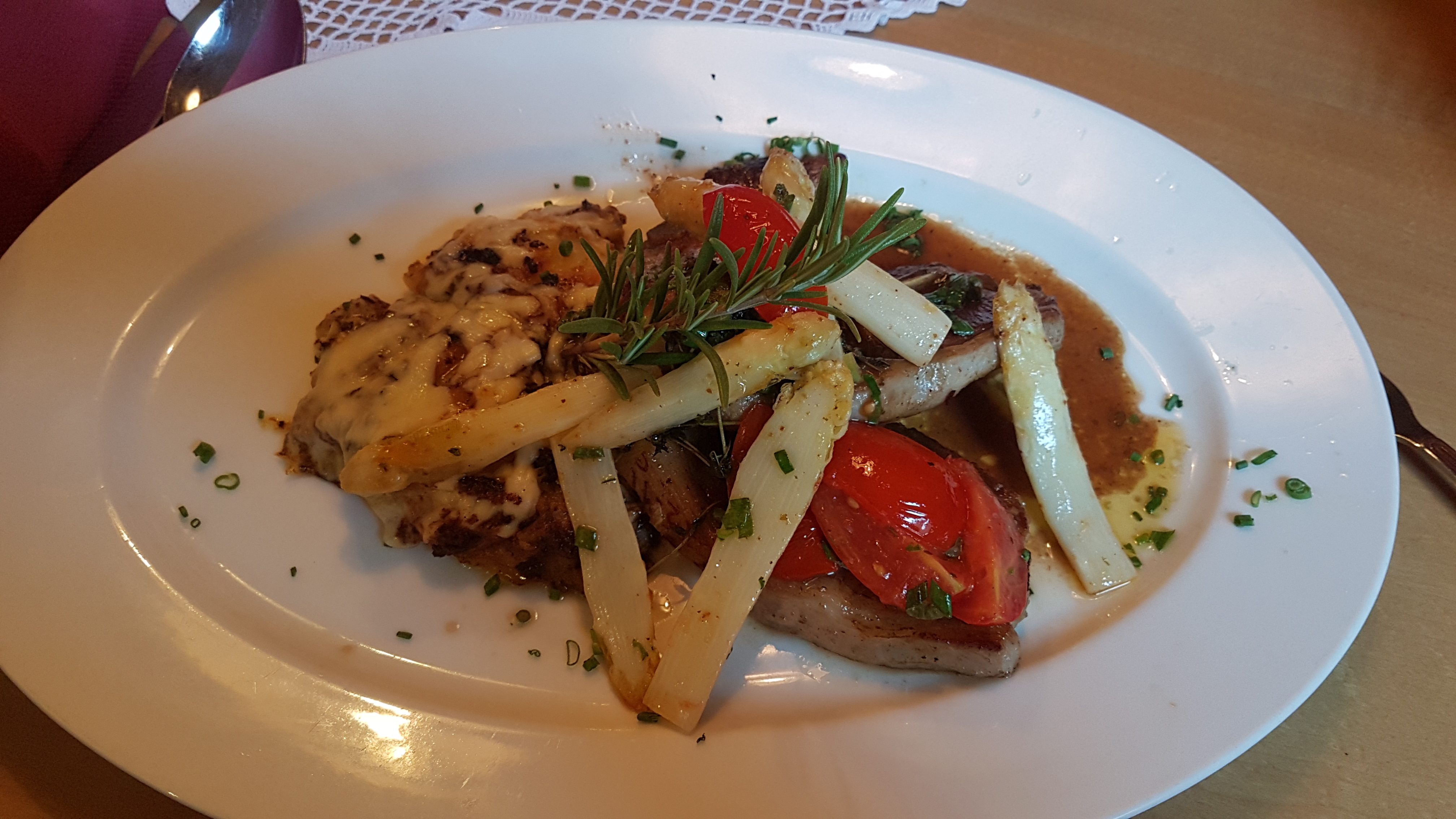 rosa gegrilltes Lammkotelett in Knoblauch-Tymianbutter mit Kartoffelgratin und glacierten Spargelspitzen, Nickis Restaurant, Fritz Semper, Gmünd