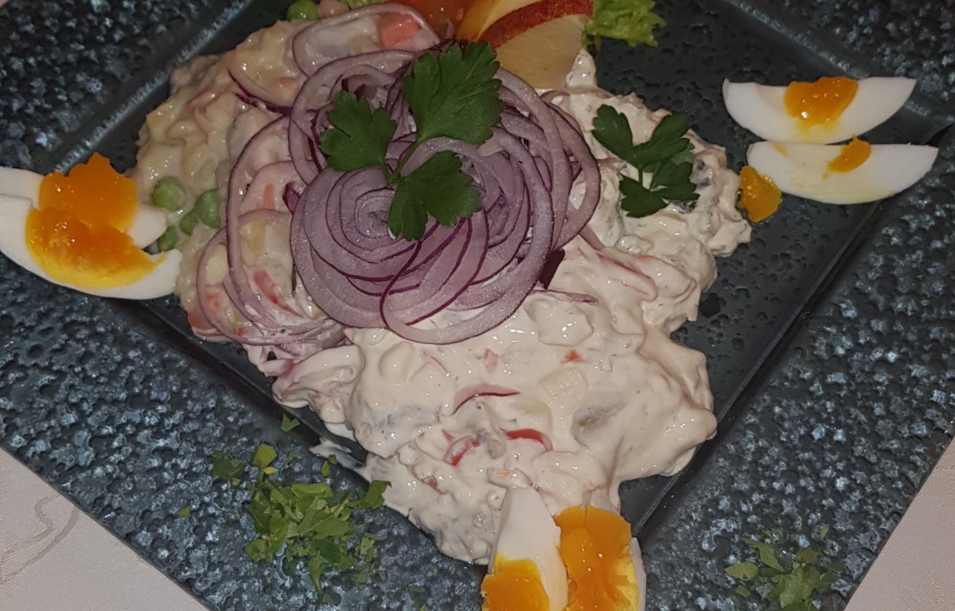 Heringstriologie, mit Zwiebeln, Ei und Dekor fein garniert, Nickis Restaurant, Gmünd