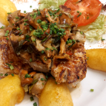 Grilkotelett, mit gerösteten Eierschwammerl und Steinpilzen dazu Bratkartoffeln, Nickis Restaurant, Fritz Semper, Gmünd