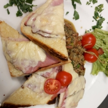 Herbstlicher Haustoast mit Kürbiskernpesto, Zucchini, Cherrytomaten, Zwiebeln und Geselchtem, Nickis Restaurant, Fritz Semper, Gmünd