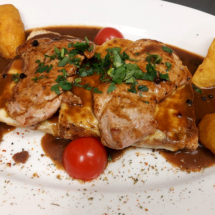 Toast Diablo mit fein gegrillten Medaillons vom Schwein auf Pfeffer-Specksauce dazu Bratkartoffeln, Nickis Restaurant, Fritz Semper, Gmünd